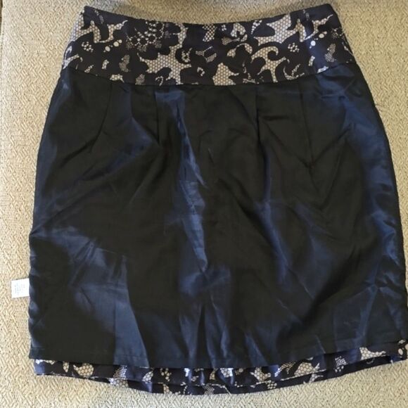 Banana Republic Black and Taupe Laced Print Silk Skirt - Size 6P - Picture 12 of 14